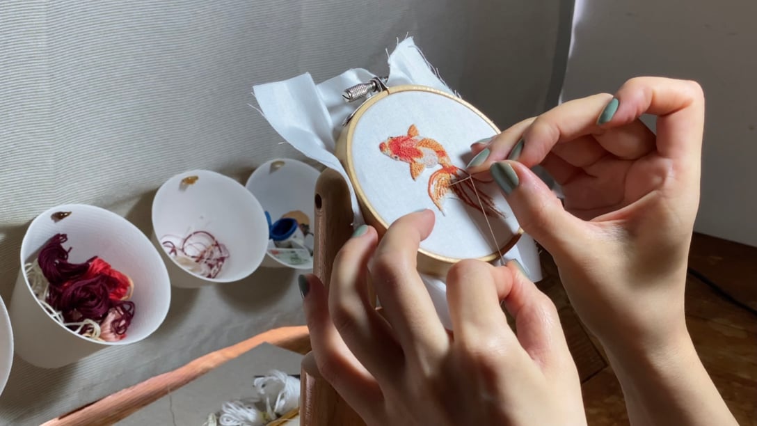 金魚の刺繍を制作する作業風景