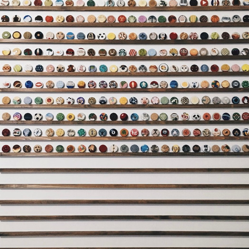 500円玉サイズの刺繍が並べられた壁