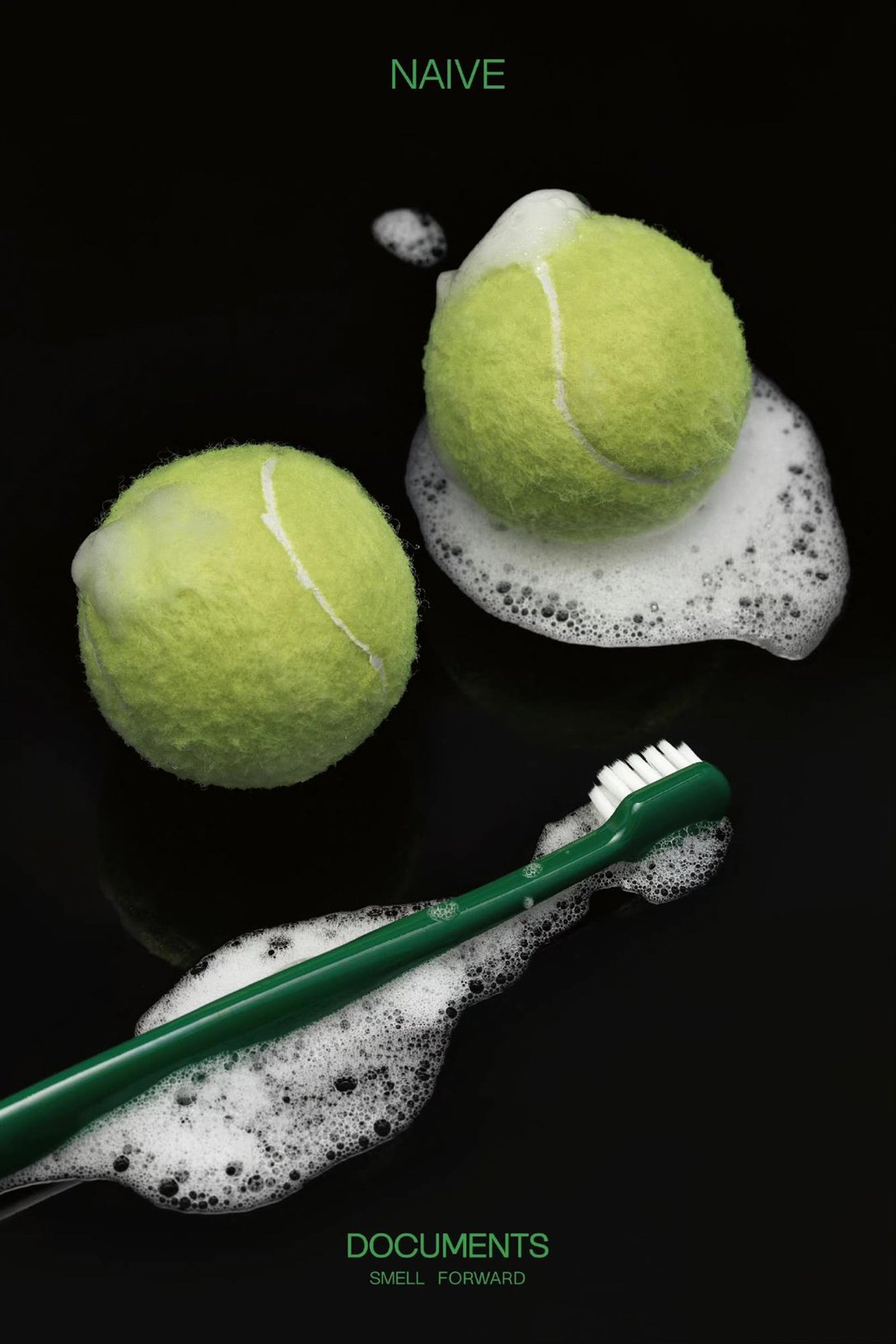 泡がついたテニスボールと歯ブラシ