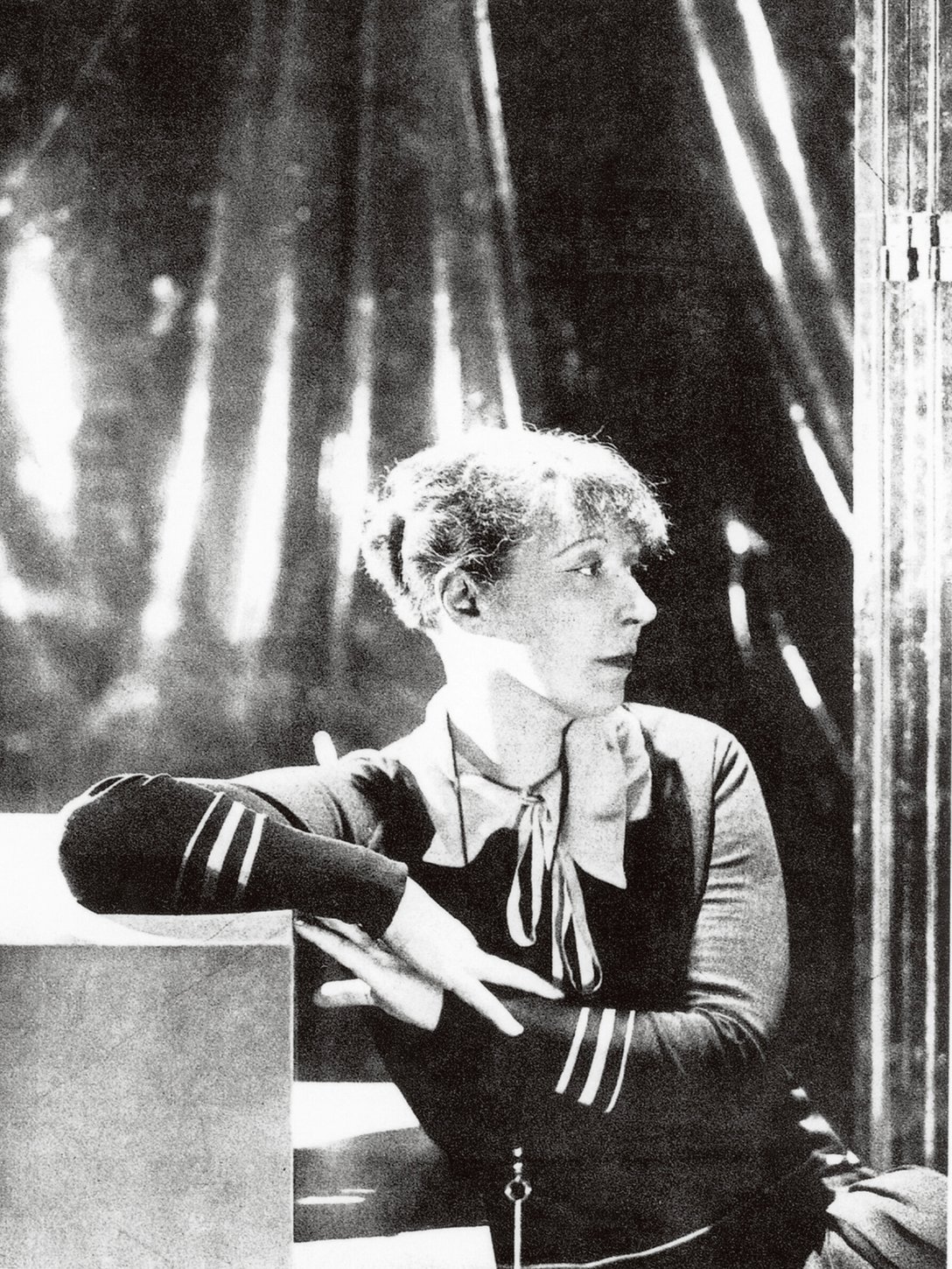 セシル・ビートン 《お気に入りのドレスでポーズをとるローランサン》 1928年頃 マリー・ローランサン美術館 © Musée Marie Laurencin
