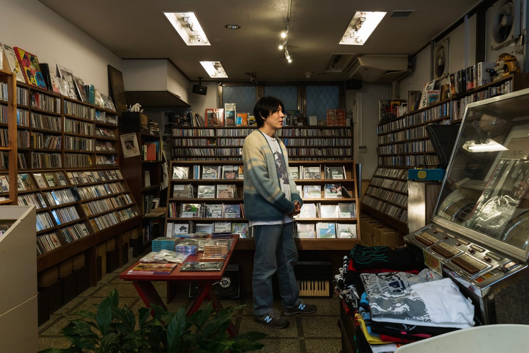 ココナッツディスク吉祥寺の矢島店長 Image by FASHIONSNAP