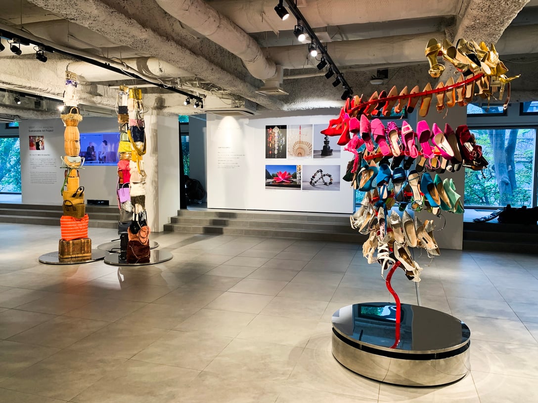 会場に展示されたチェ・ジョンファ氏の作品 Image by FASHIONSNAP