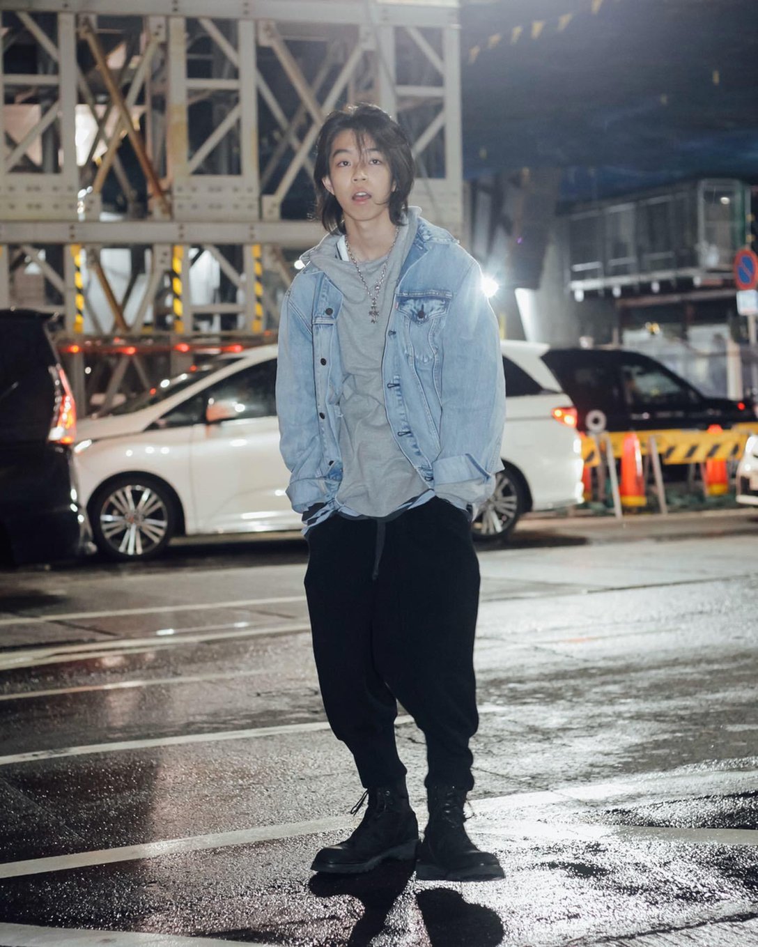 ストリートで撮影したYOSHI(2019年撮影) Image by FASHIONSNAP.COM