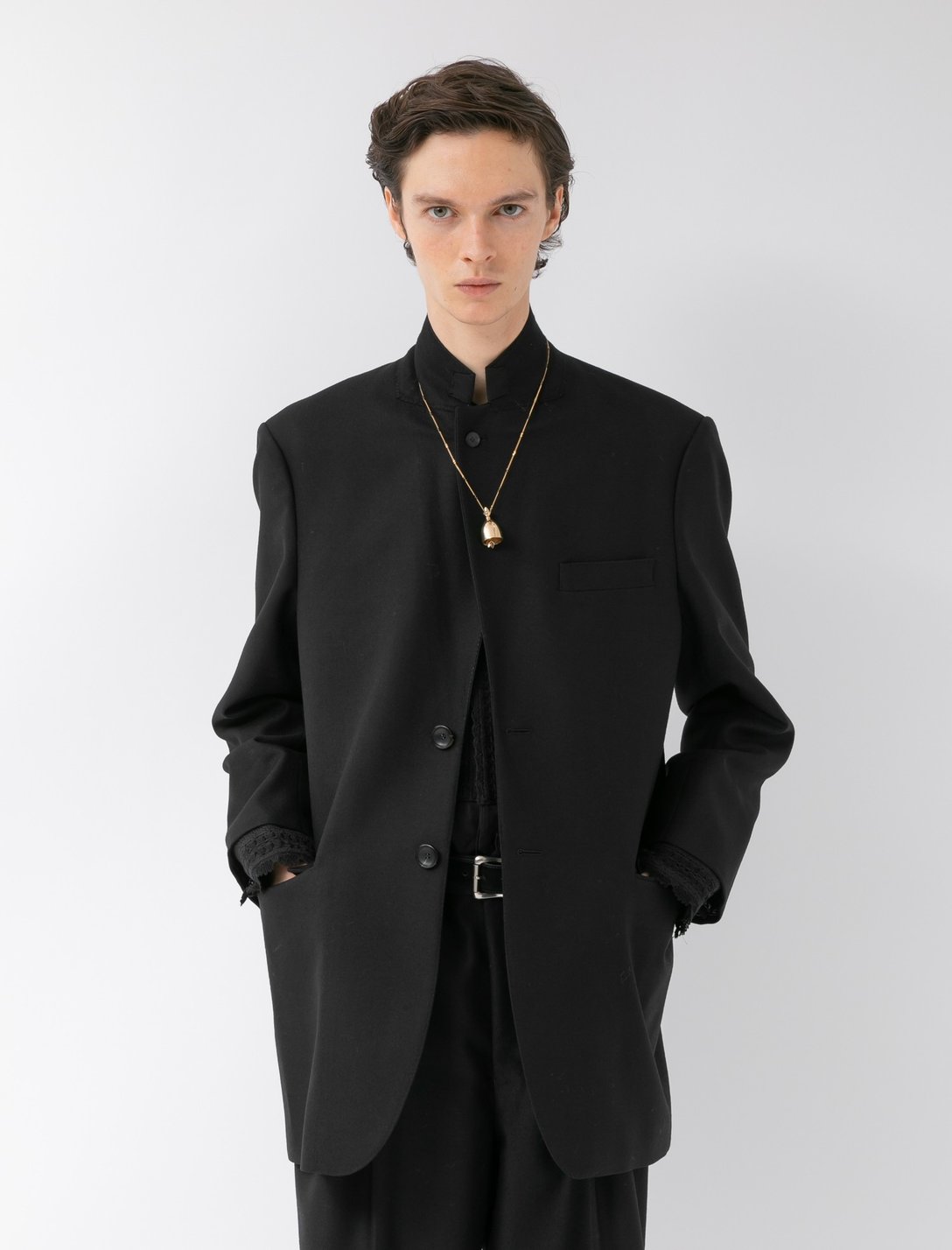 ブラックのジャケットを着用した男性モデル