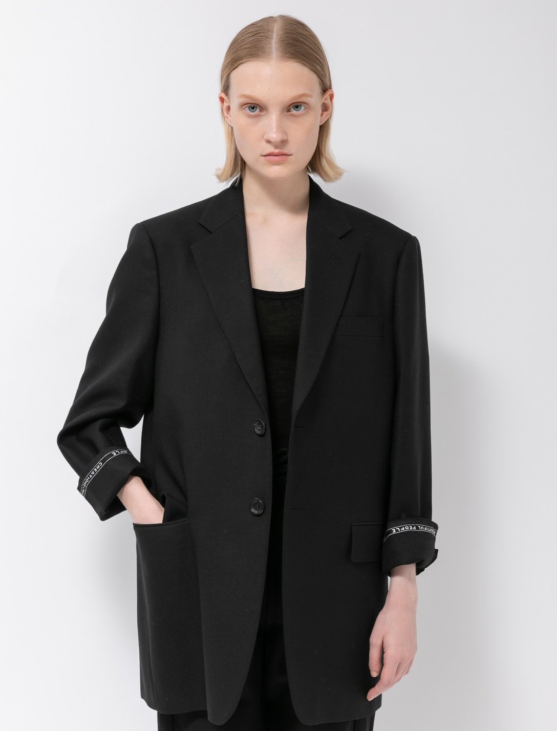 ブラックのジャケットを着用した女性モデル