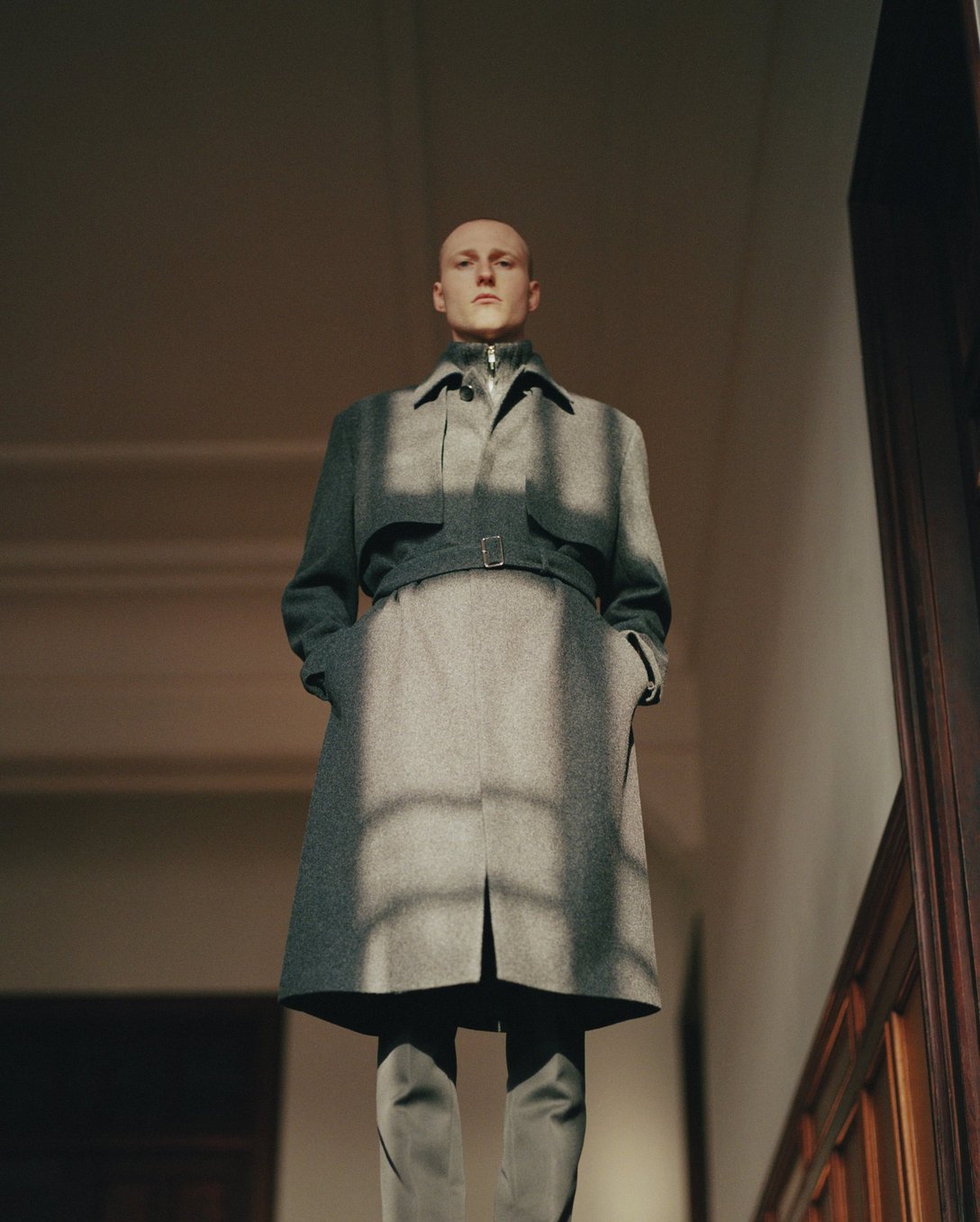 チノのグレーのコートを着た男性モデル