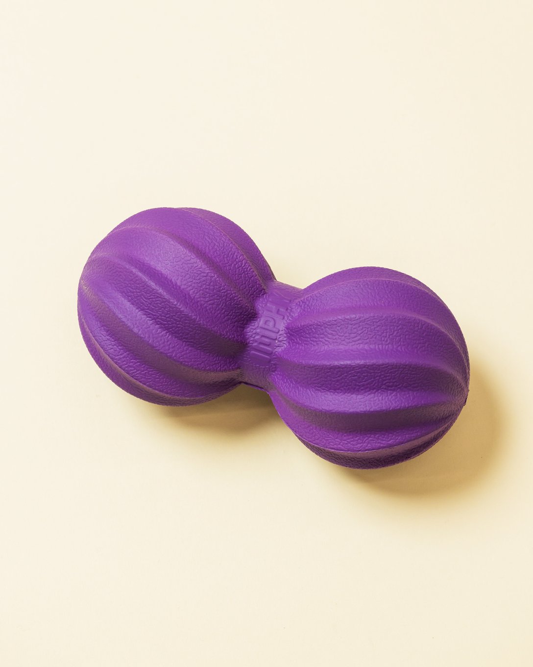 ひょうたんのような形の紫のマッサージボール