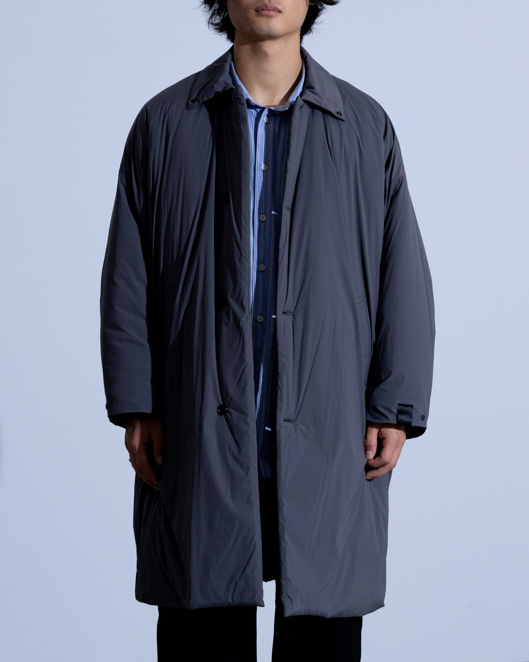 Nハリウッドのチャコールバルマカーンコートを着た男性モデル