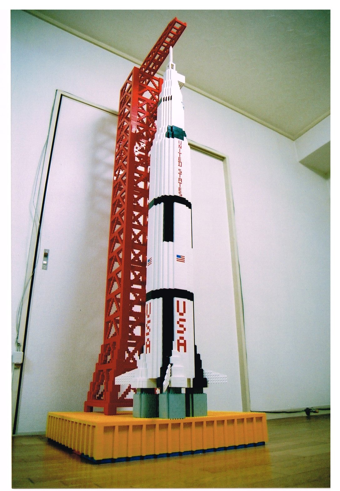 レゴブロックで制作したアポロ計画のサターンV型ロケット
