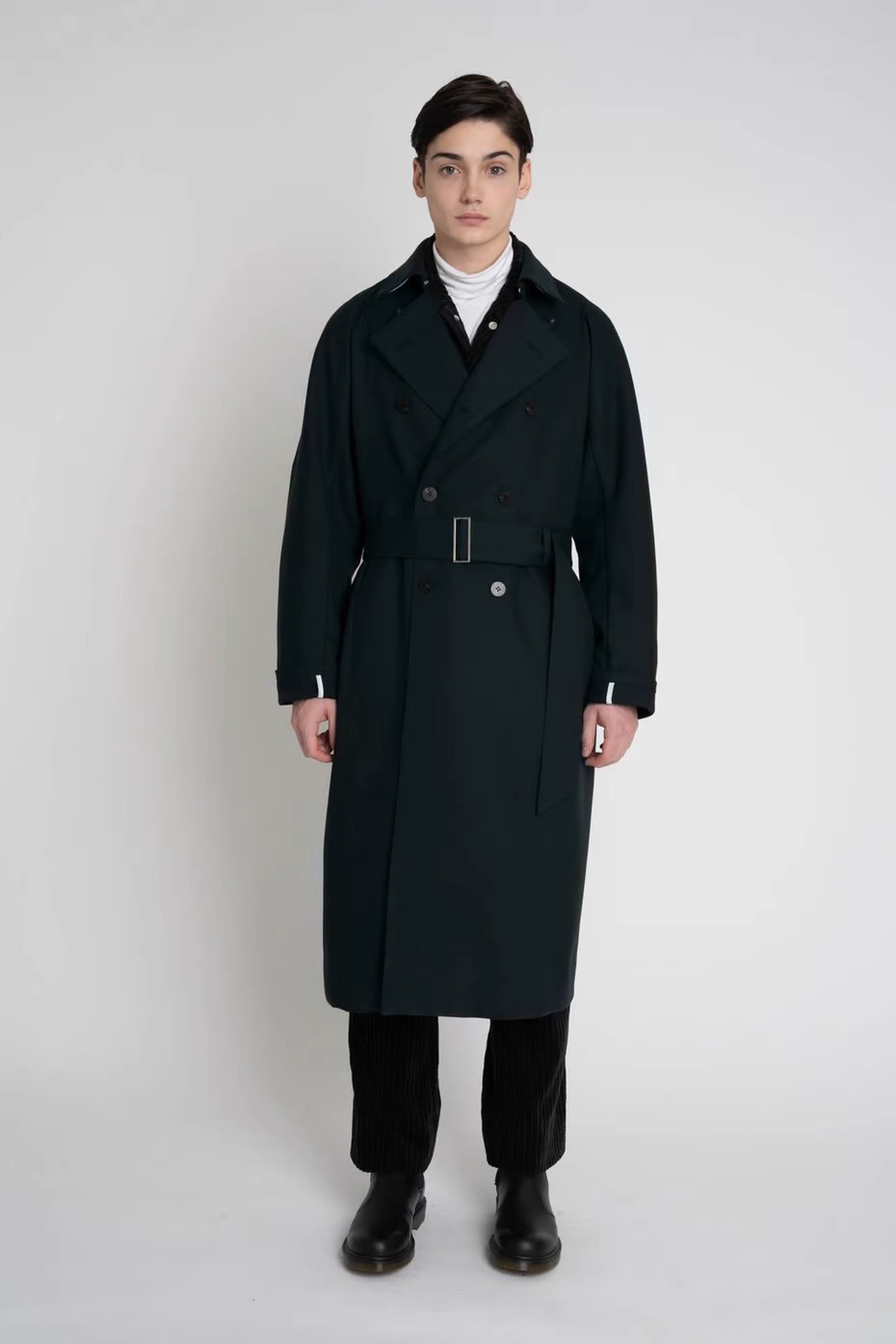 オーバーコートのラグランスリーブオーバーコートを着た男性モデル