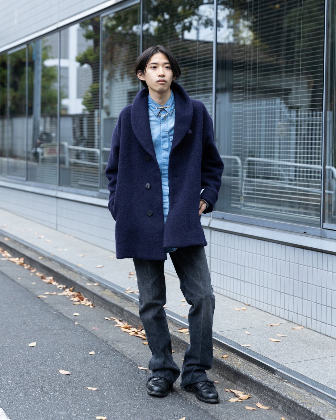 ミスターイットのデニムシャツを着た男性モデル