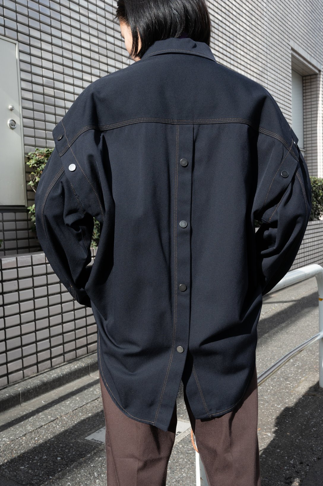 ウジョー のジャケットを着用した女性モデル