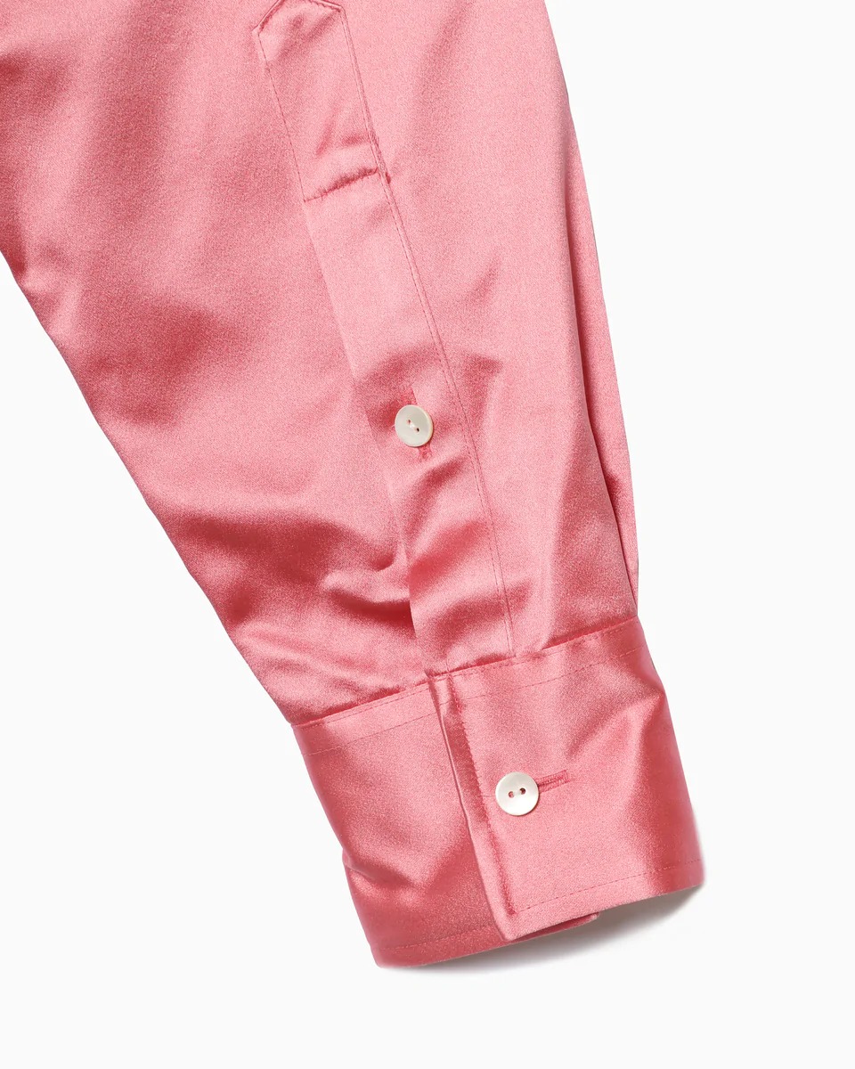 オーユーエーティーのピンクのシャツ