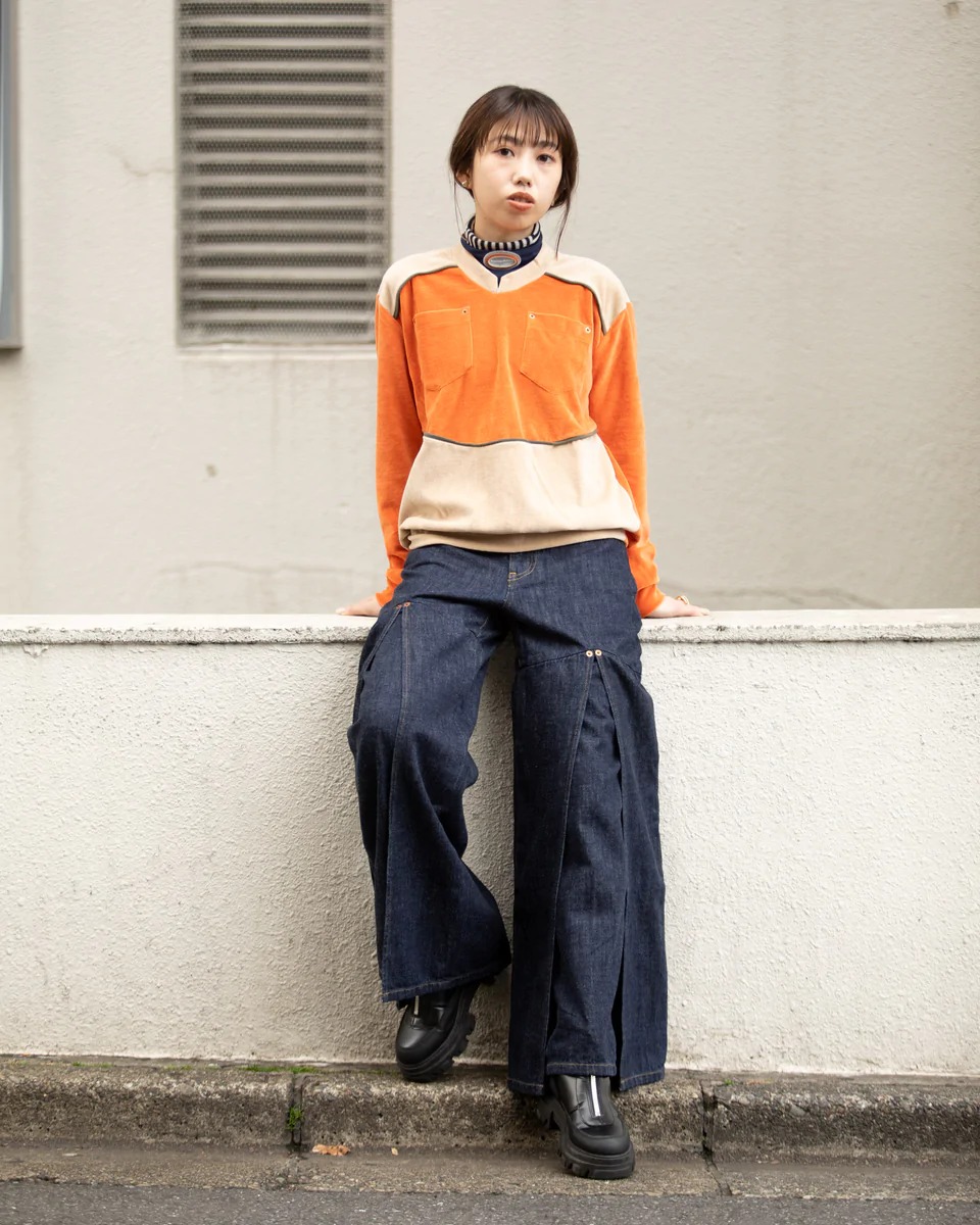 コトハヨコザワのインディゴのデニムパンツを穿いた女性モデルのスナップ
