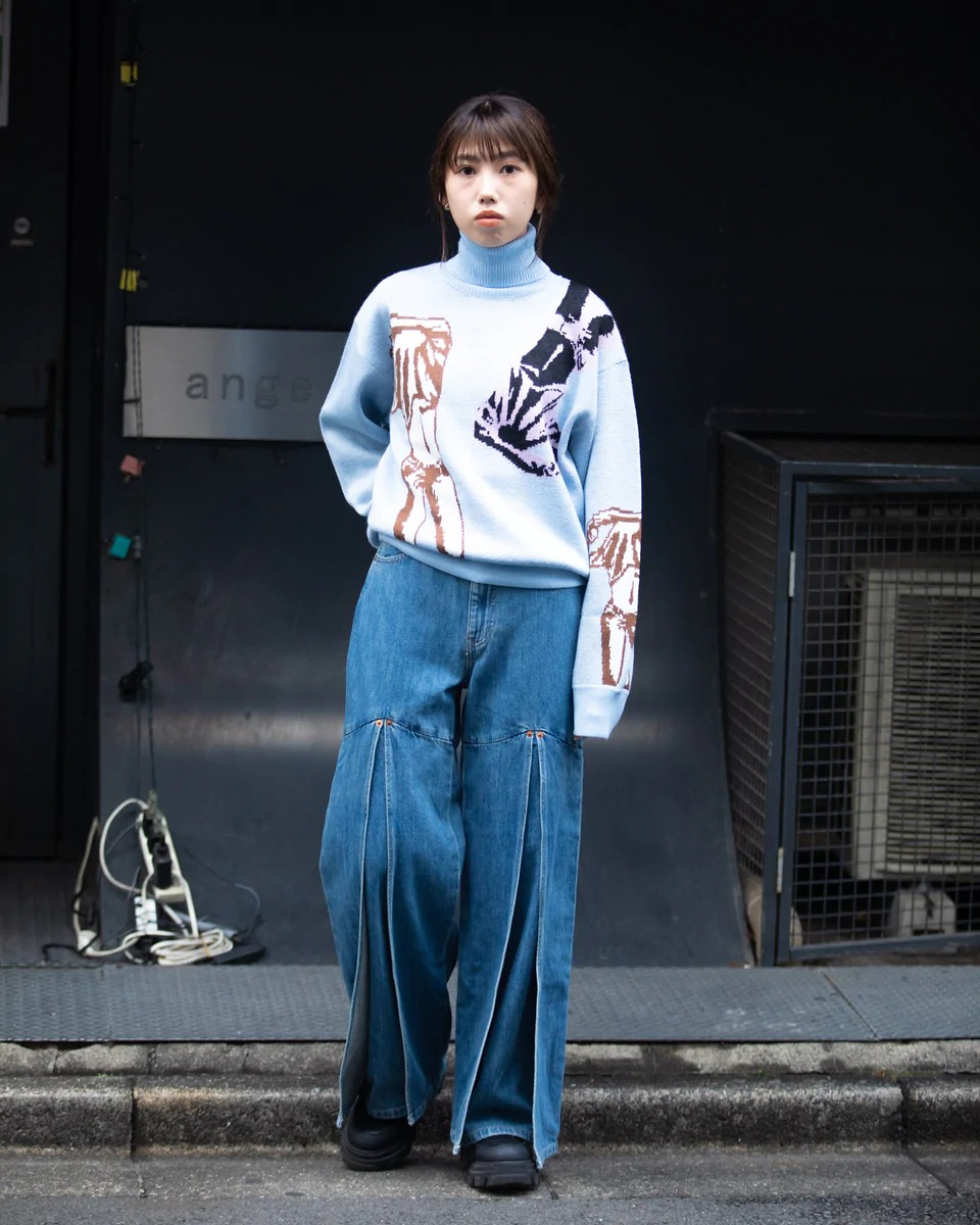 コトハヨコザワのライトブルーのデニムパンツを穿いた女性モデル