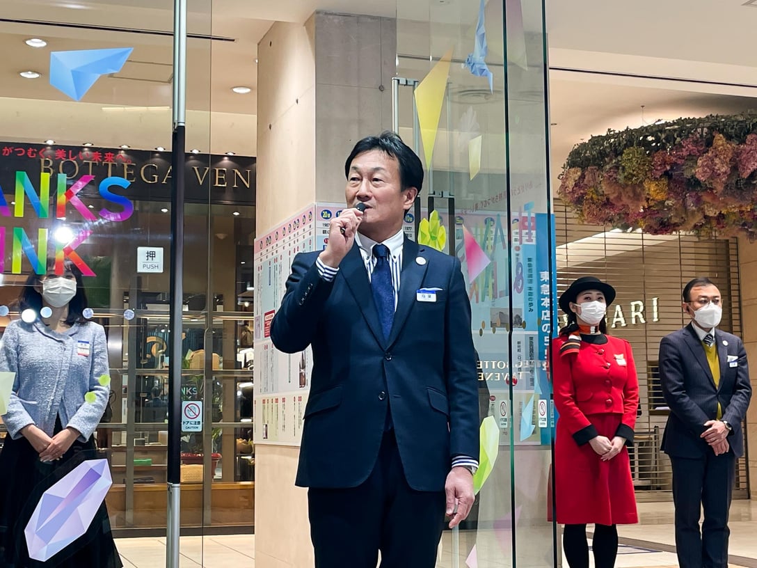 東京百貨店本店 店長の稲葉満宏氏がマイクを持って話している様子