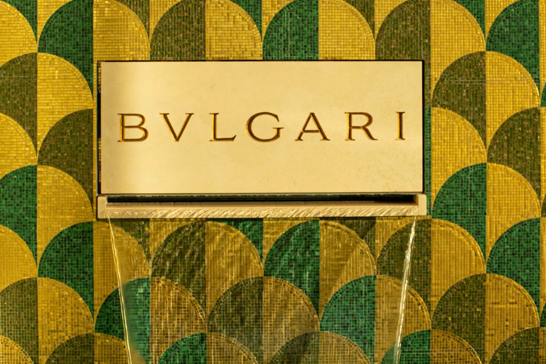 ブルガリのゴールドのロゴ