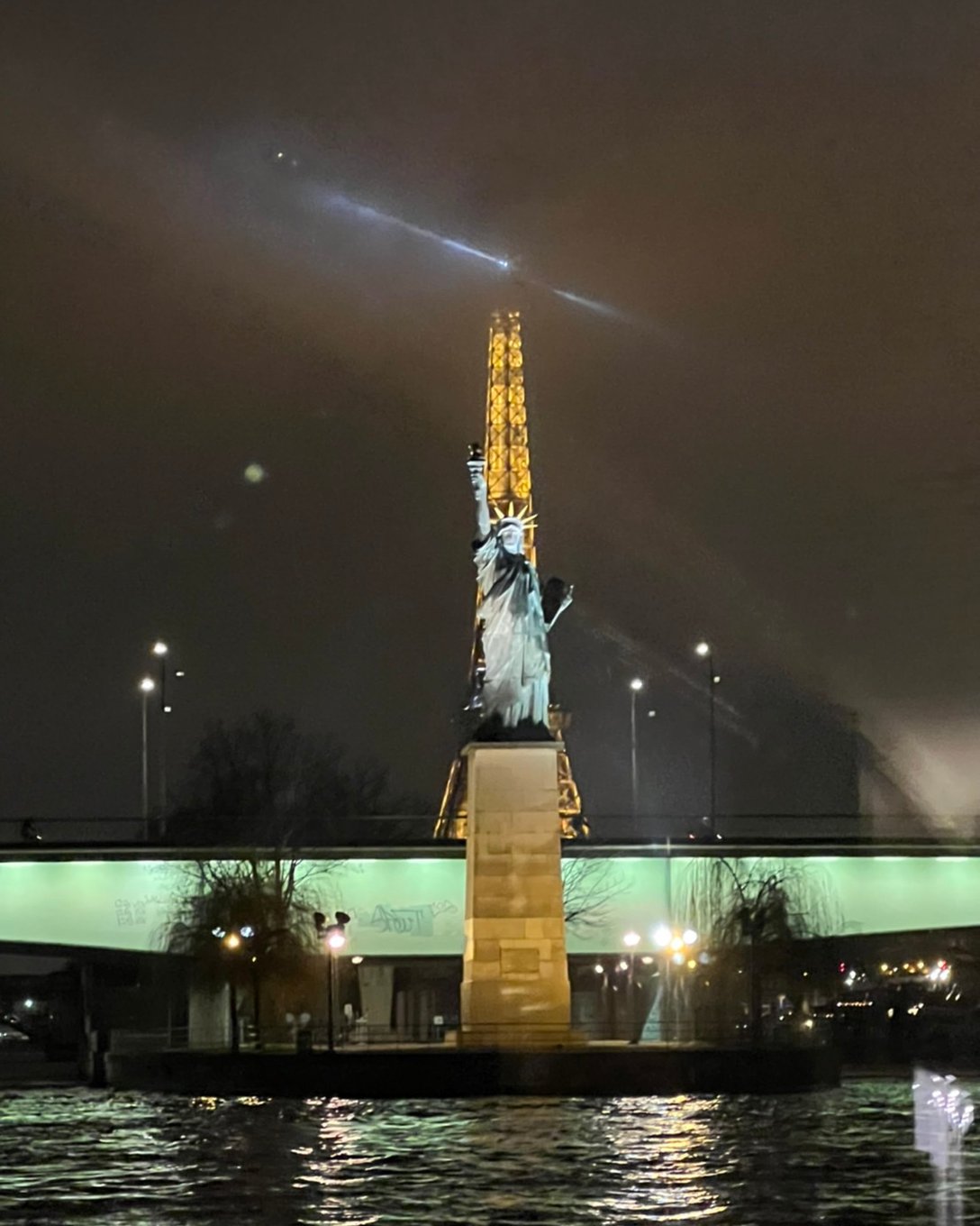 パリの自由の女神とエッフェル塔が重なる瞬間