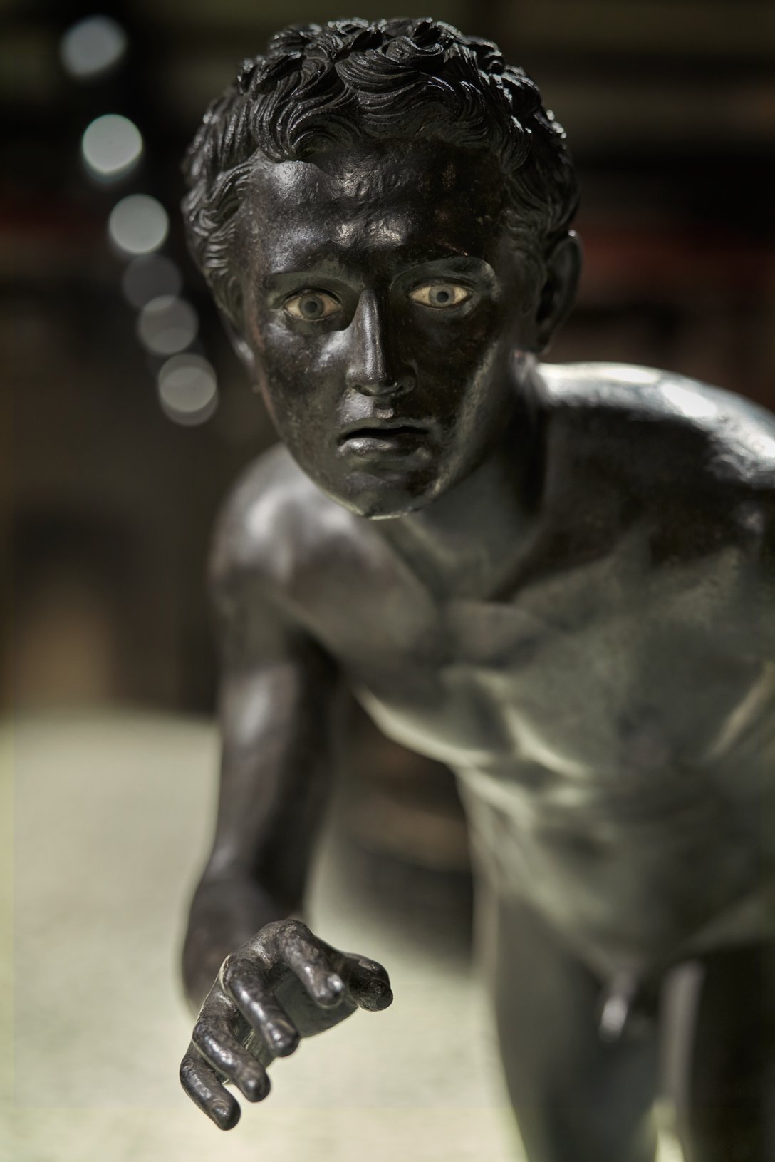 「走る人」のブロンズ像