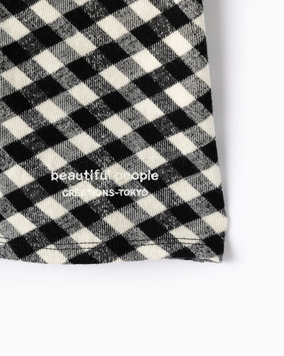 「beautiful people」のロゴが施されたカーディガンの裾部分