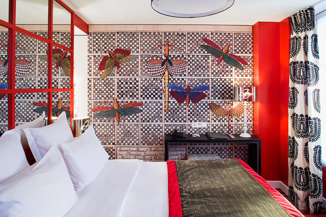 赤と白を基調としたホテルの客室