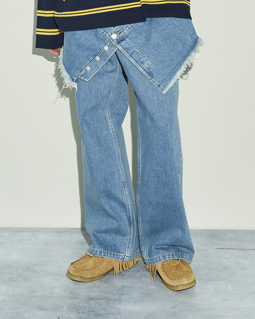 コトハヨコザワのレイヤードデニムパンツを穿いた男性モデル
