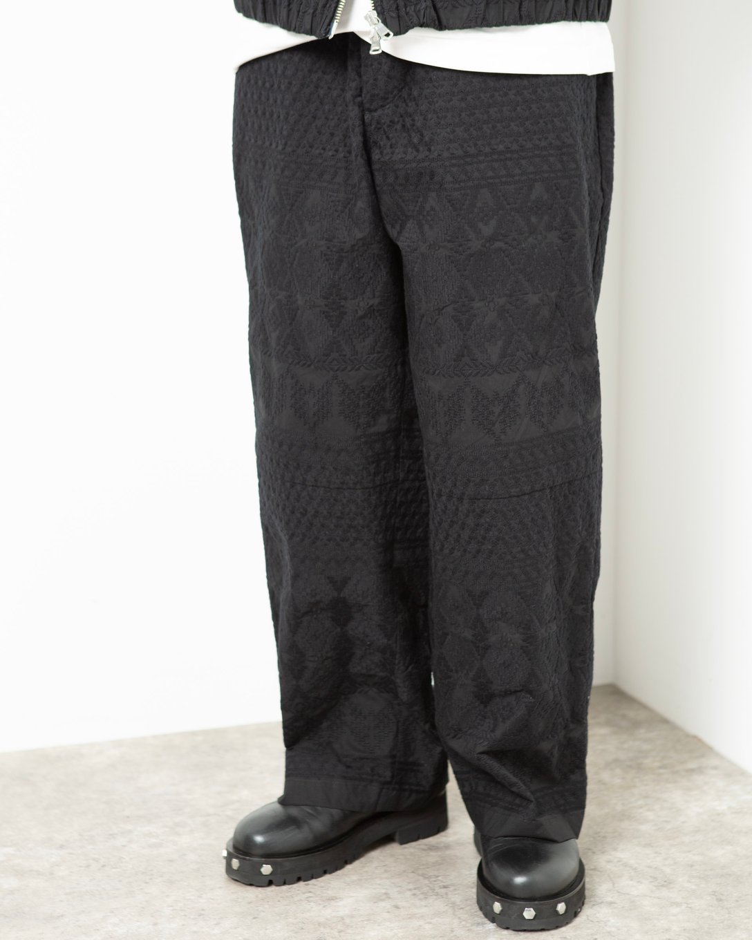 シーオールバギーパンツを着用した男性モデル