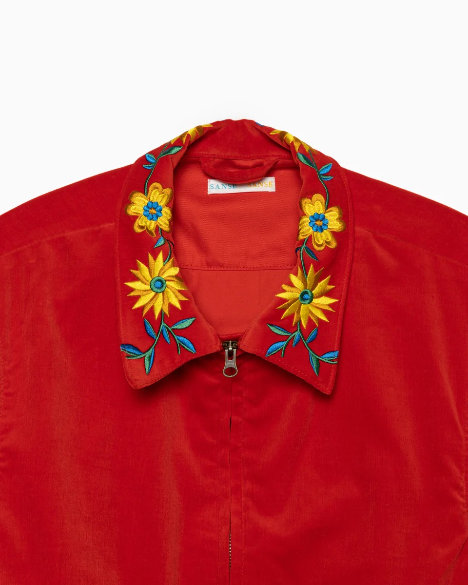 レッドの襟に花柄の刺繍が入ったジャケット