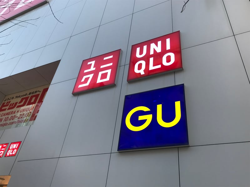 GUとユニクロのロゴ