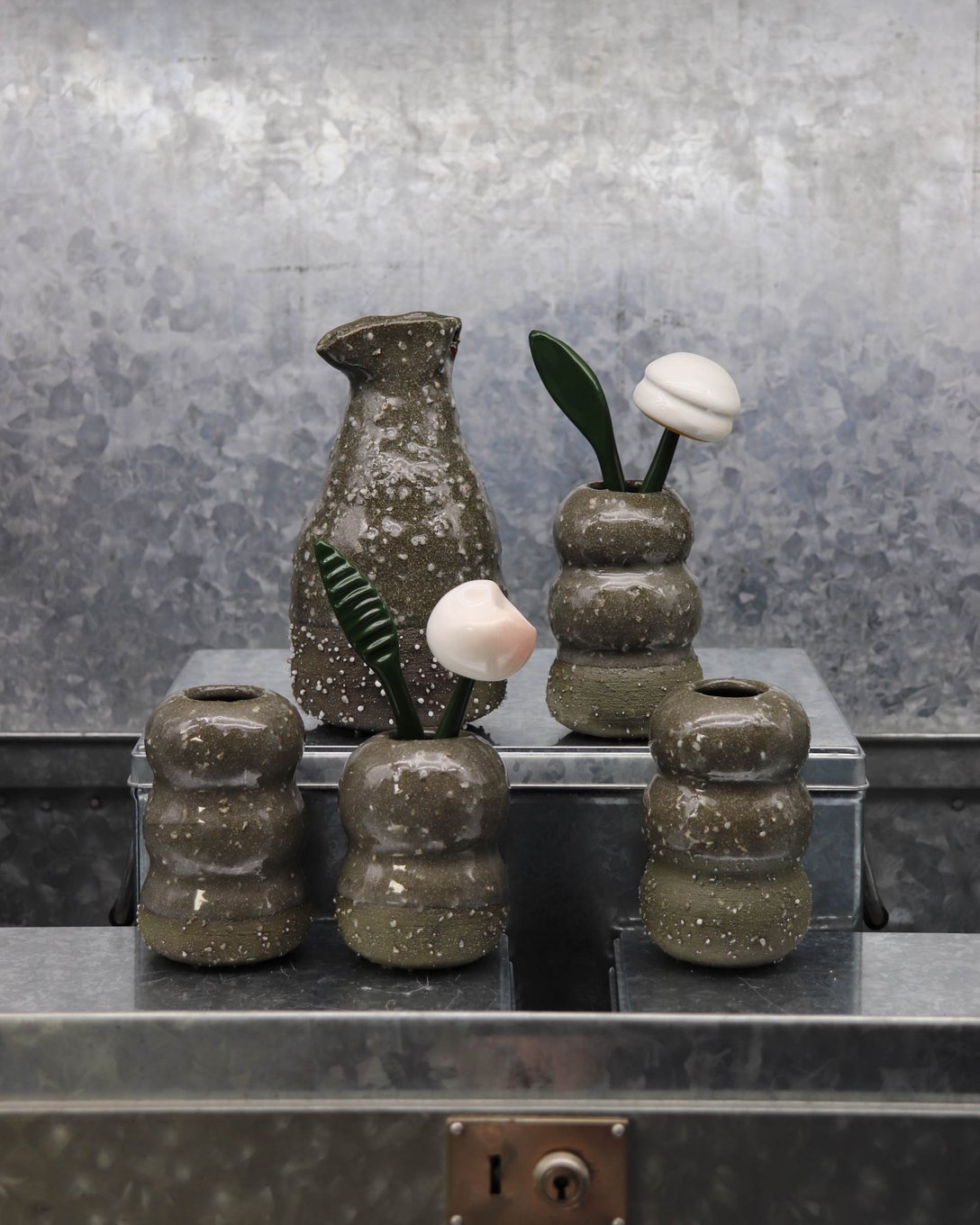 陶器製の花瓶と花