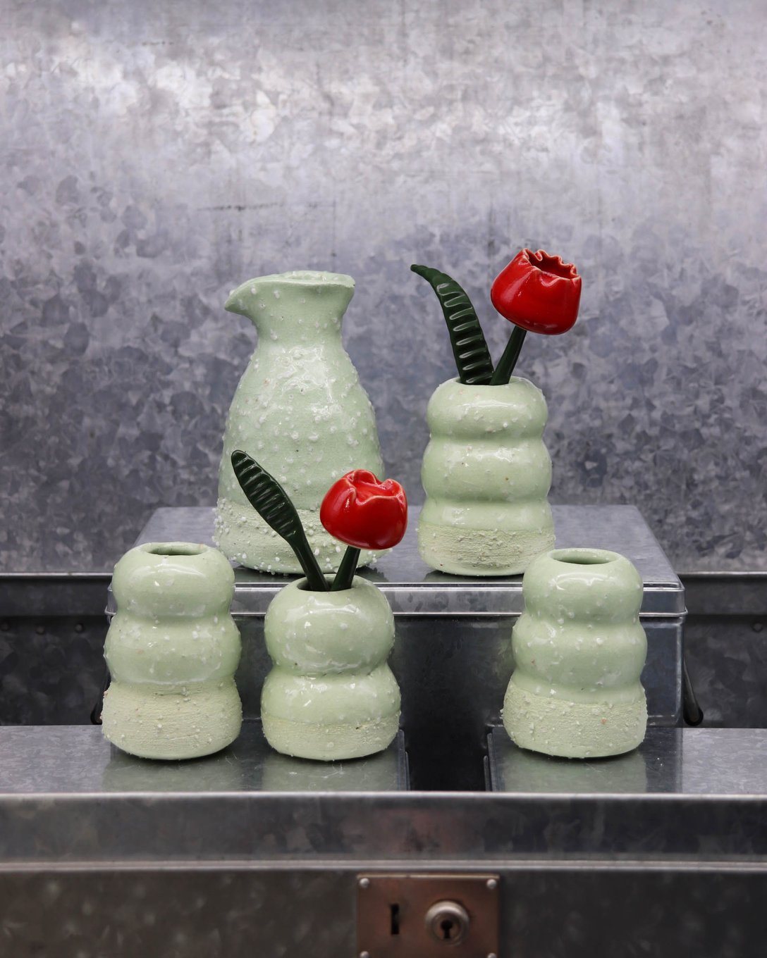 陶器製の花瓶と花