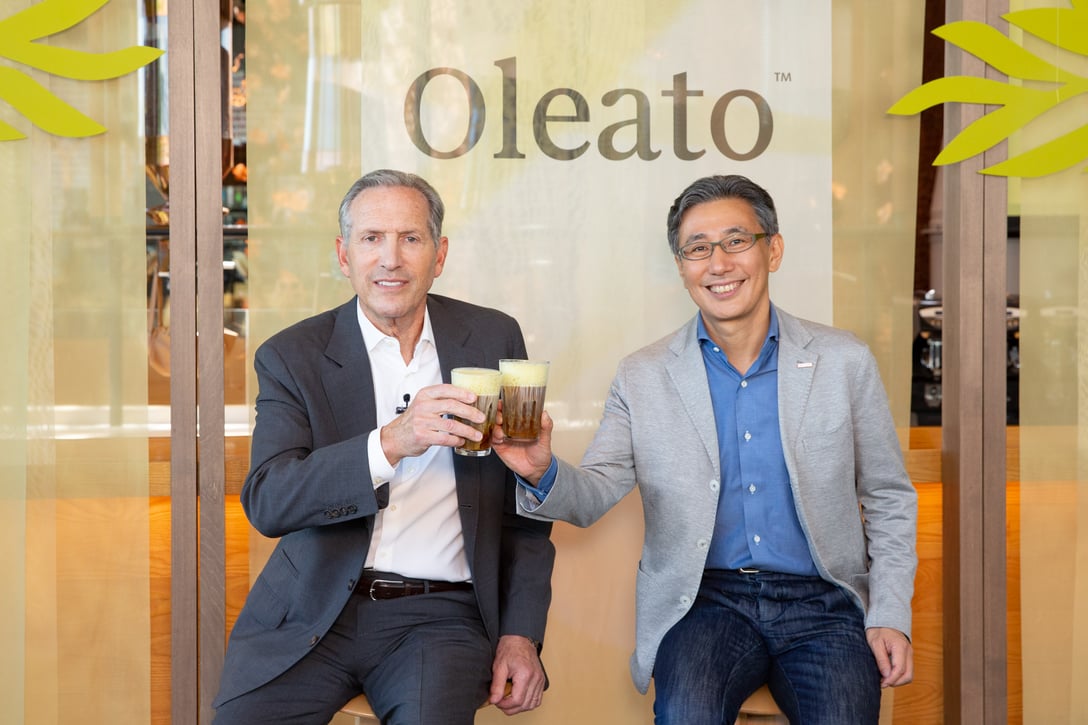 左：スターバックス コーヒー名誉会長ハワード・シュルツ、右：スターバックス コーヒー ジャパン代表取締役CEO水口貴文