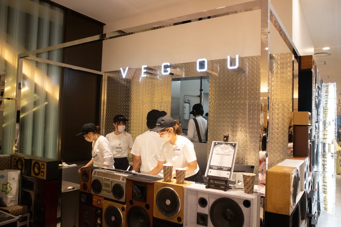 ステラ マッカートニーが阪急うめだ本店「グリーンエイジ」にオープンする世界初のカフェ業態内部