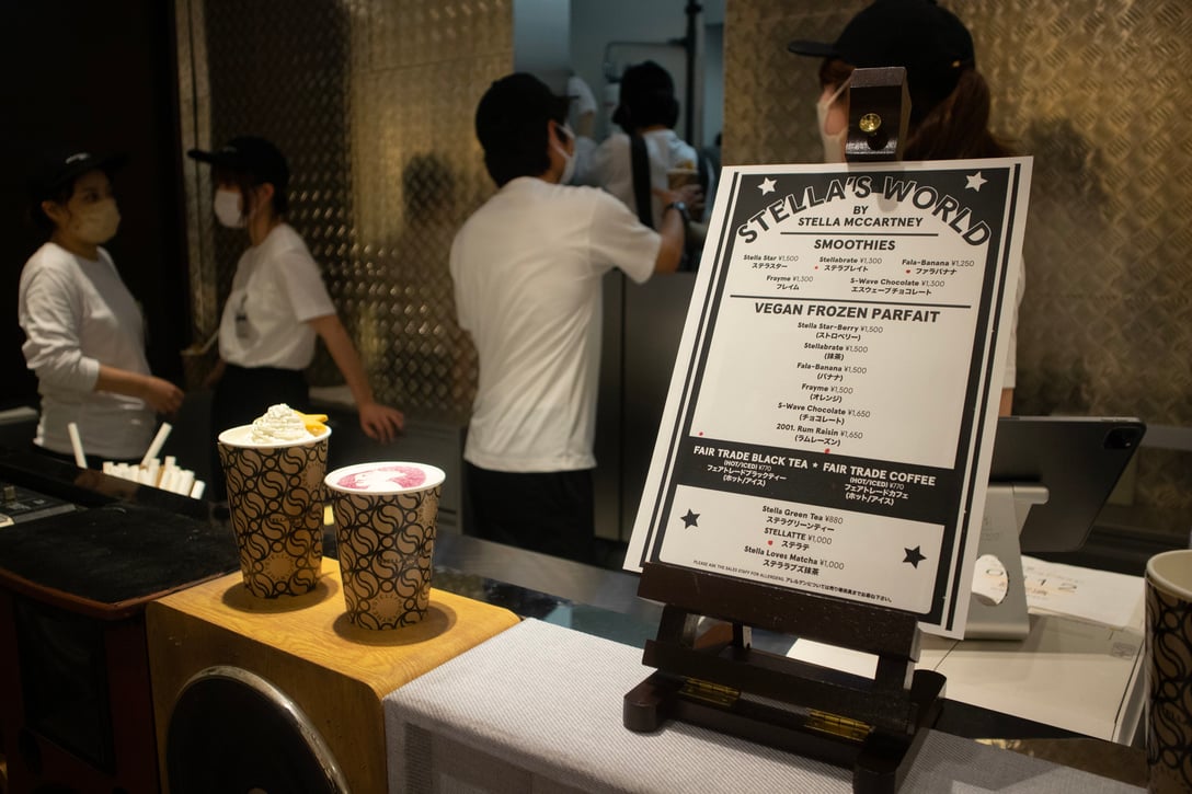 ステラ マッカートニーが阪急うめだ本店「グリーンエイジ」にオープンする世界初のカフェ業態内部