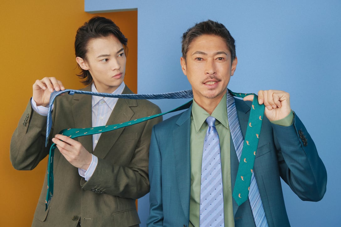 ネクタイ（愛流さんの右手）ブルー 1万1000円、（左手）グリーン 1万7600円
