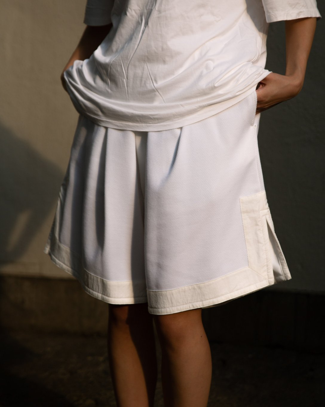 白のショーツを着用した女性モデル