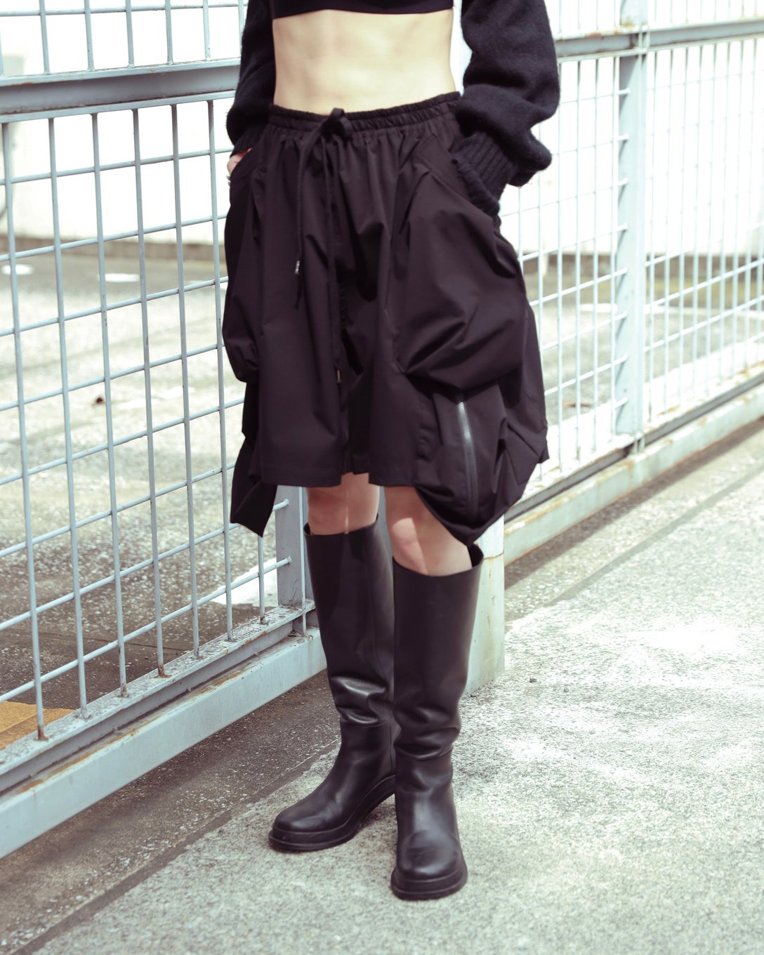 ヨシオクボのショーツを着用した女性モデル