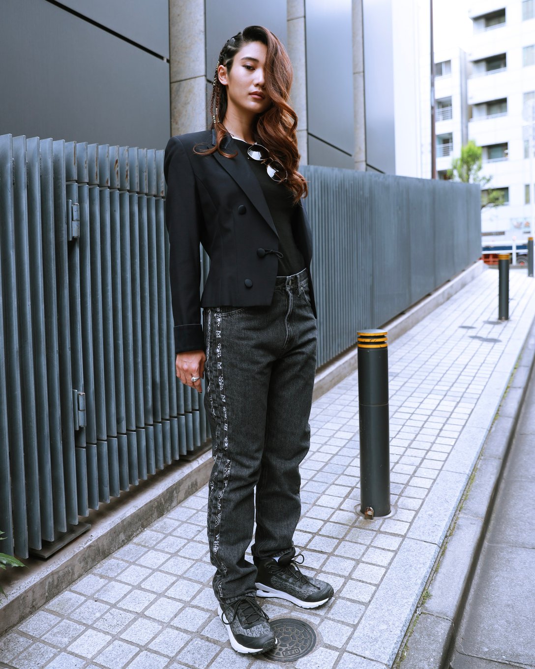 ブラックデニムを着用した女性モデル