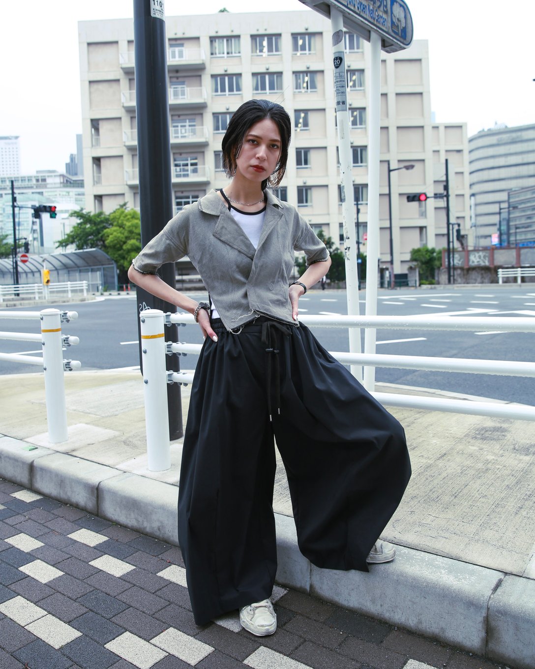 ヨシオクボのワイドパンツを着用した女性モデル