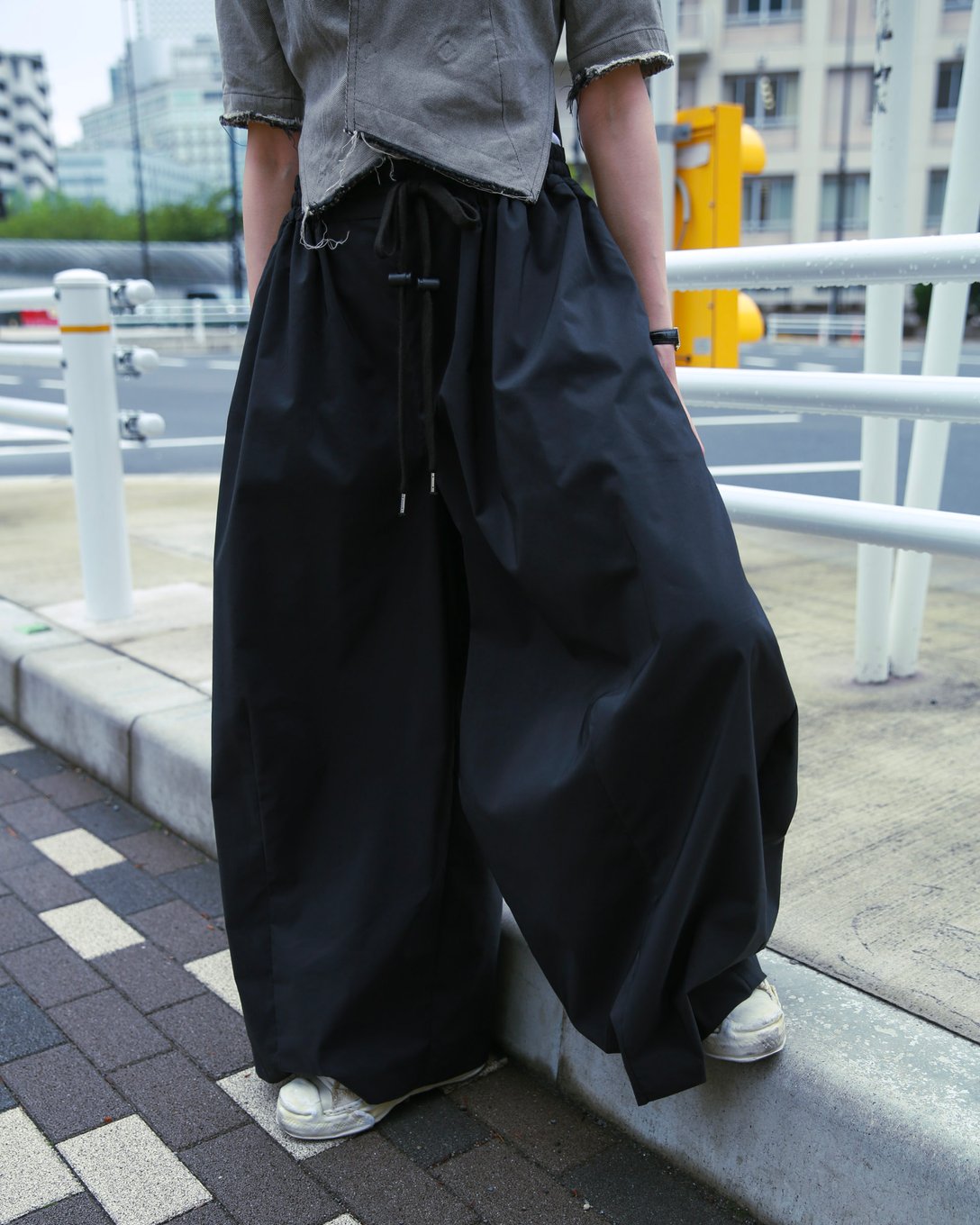 ヨシオクボのワイドパンツを着用した女性モデル