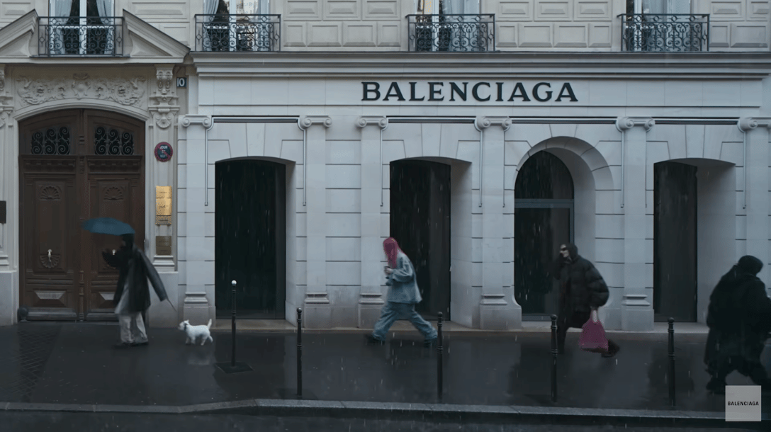 見る者を引きこむ5分間 パリの一日を映した「バレンシアガ」の ...