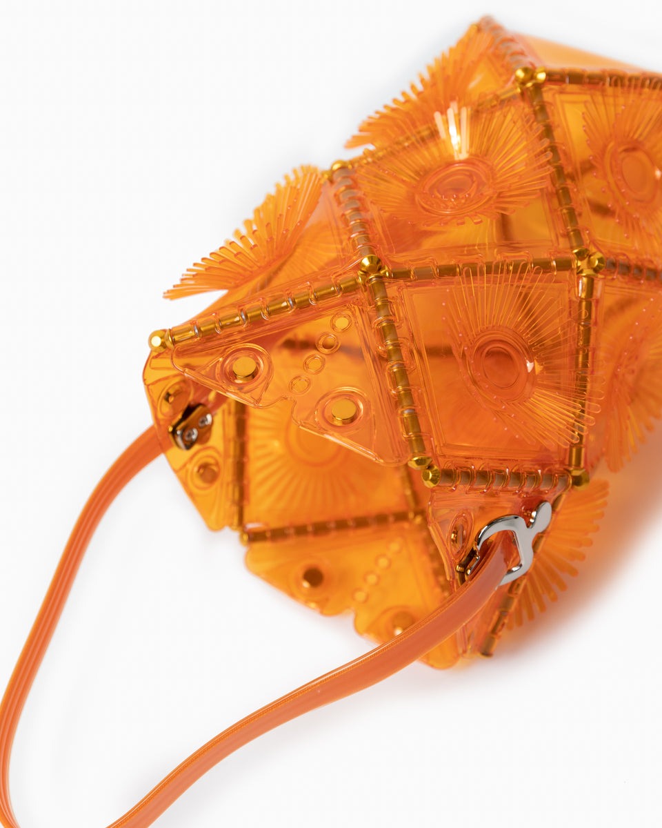 サボテンから着想を得たオレンジのバッグ