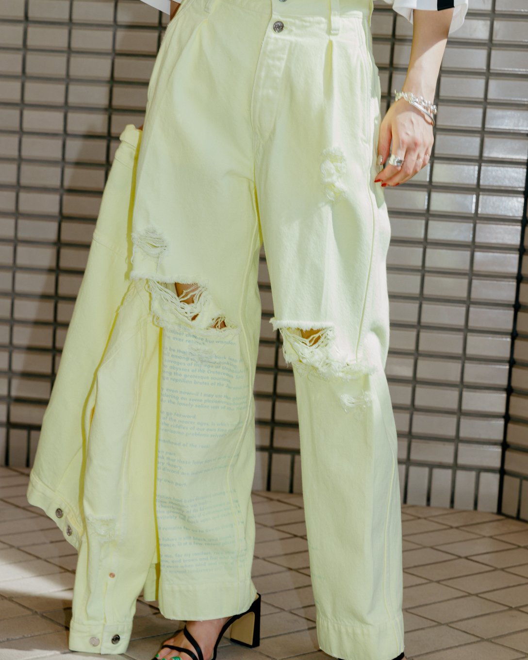 TANAKAのイエローデニムのセットアップを着用した女性モデル
