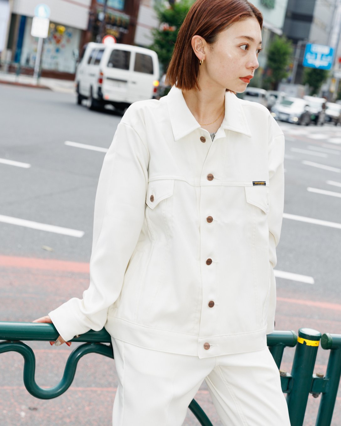 Nハリ×ラングラーの白いセットアップを着用した女性モデル