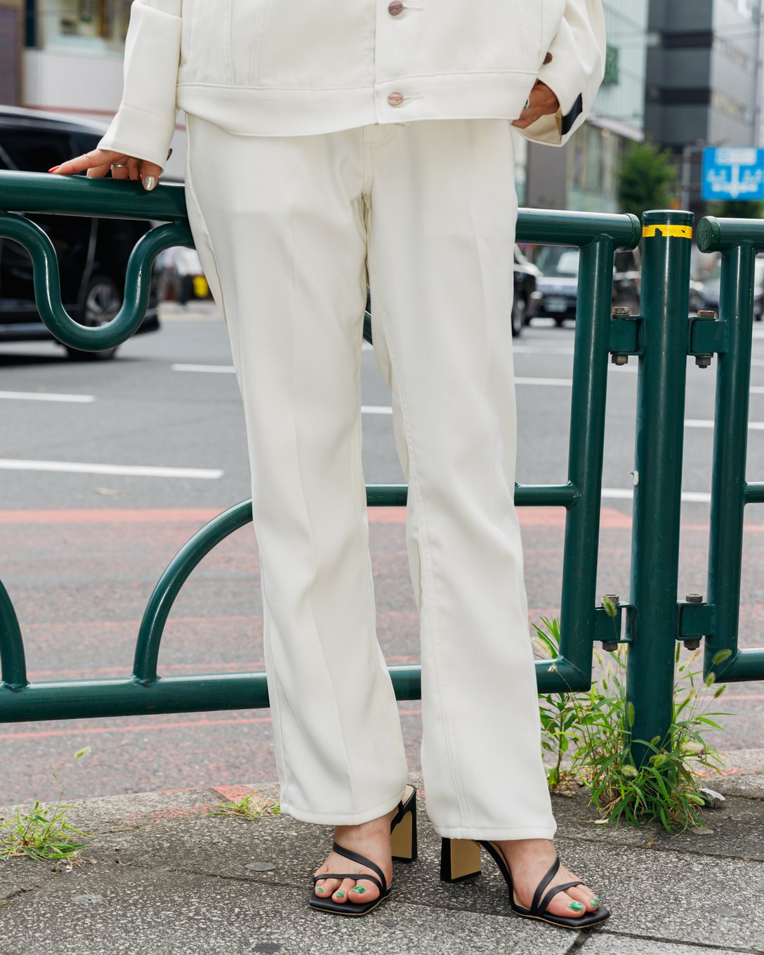 Nハリ×ラングラーの白いセットアップを着用した女性モデル