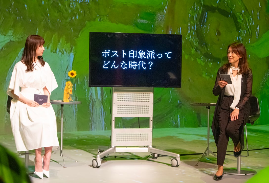 早稲田大学文学学術院教授の坂上桂子（右）、日向坂46の影山優佳（左）