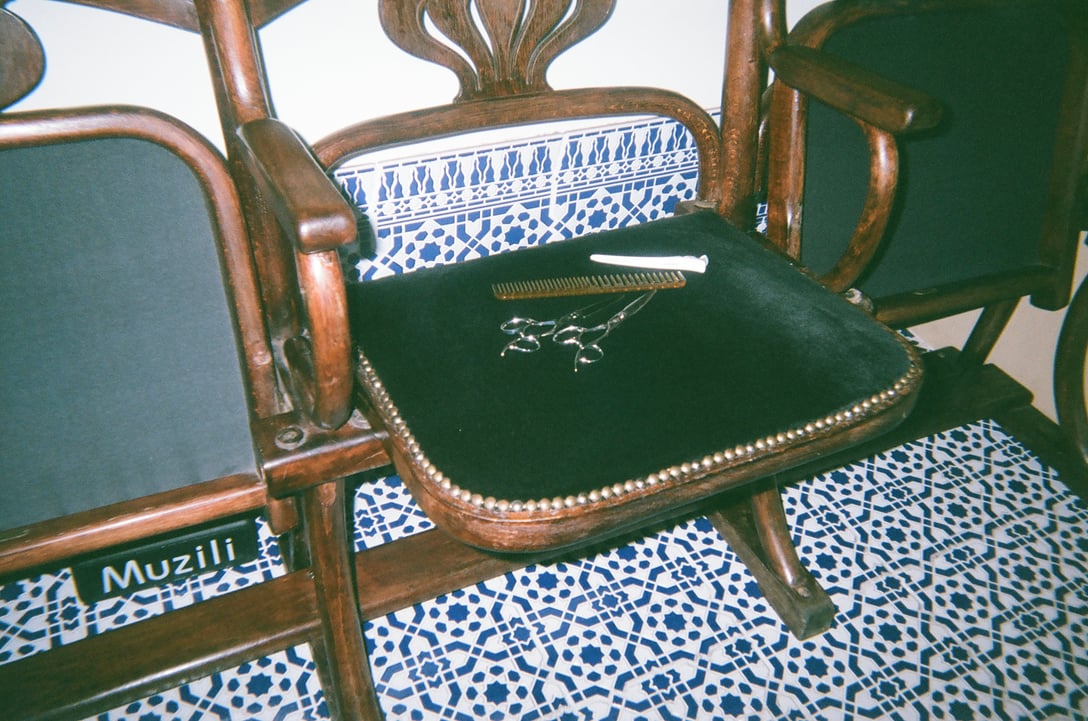 椅子の上に置かれたハサミ