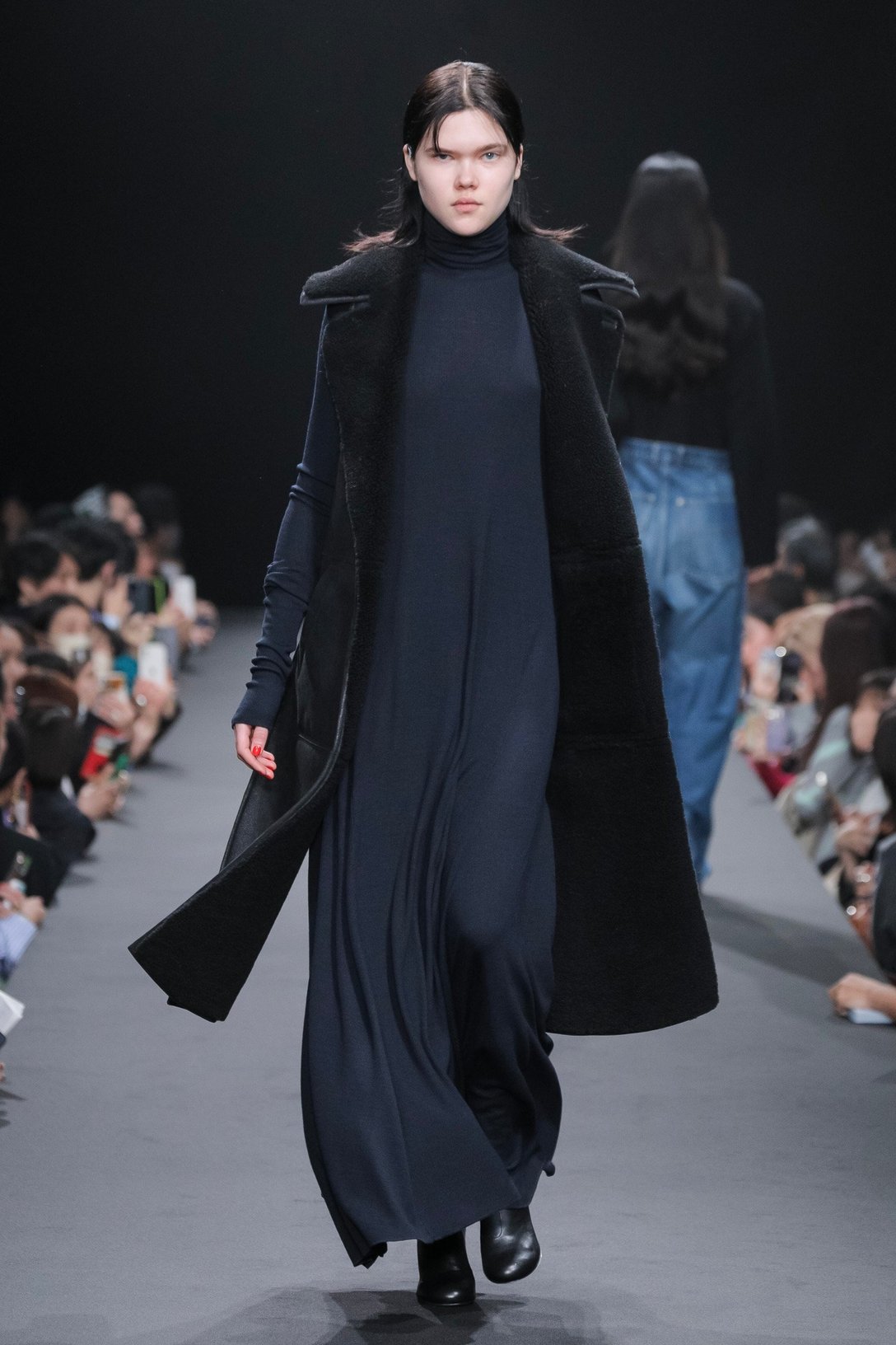 ブラックのタートルネックを着用した女性モデル