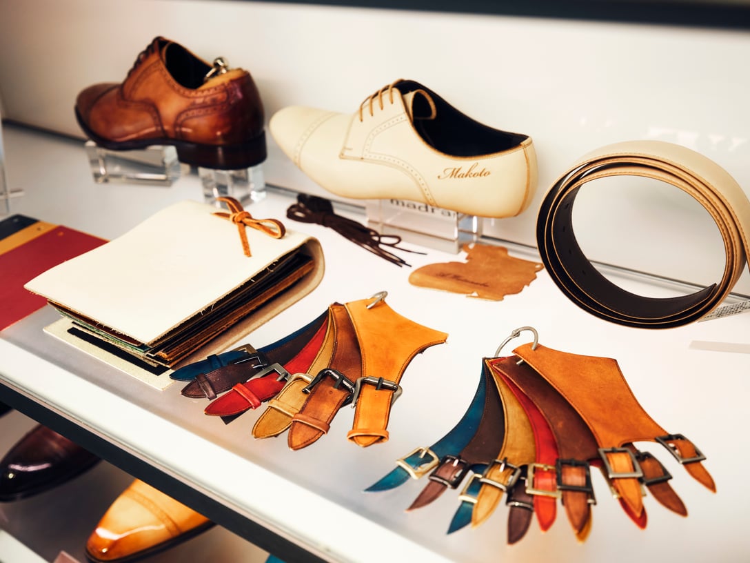 革靴と革のサンプル