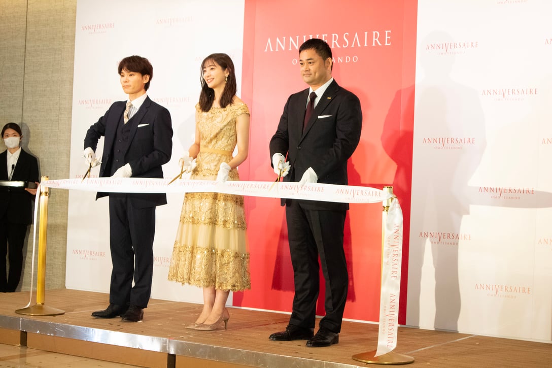 （左から）TATSU、足立梨花、松田健一代表